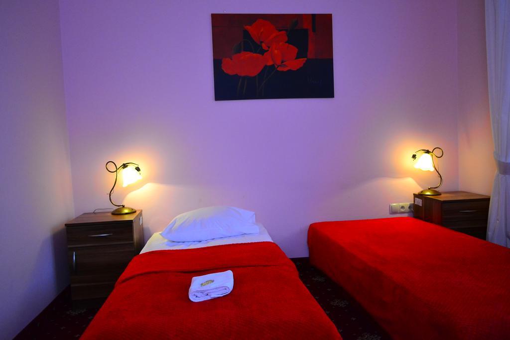 Hotel Rajski Ogrod Жешув Экстерьер фото